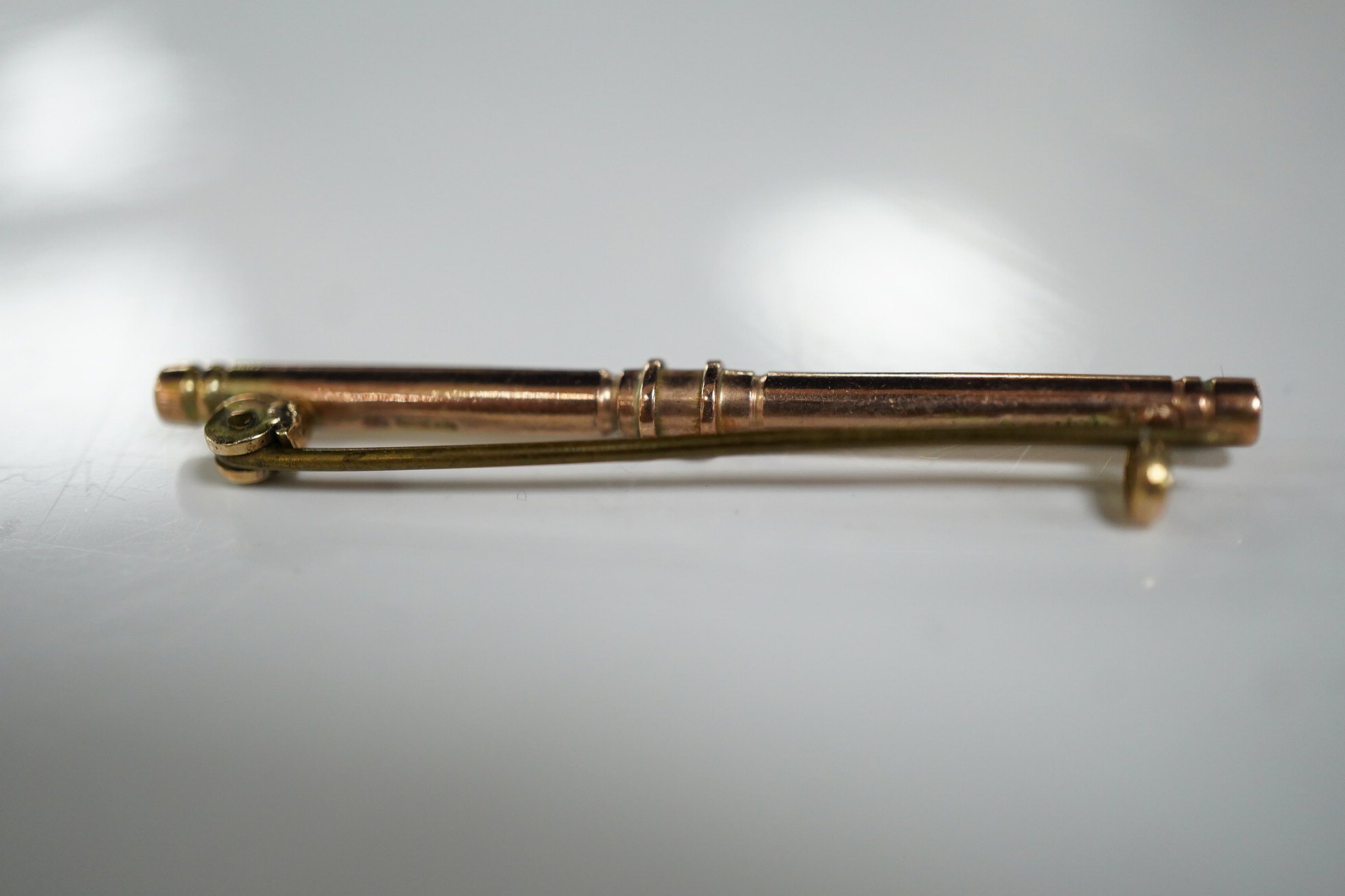A 9ct gold Edwardian bar brooch, early 20th century, length approximately 4.3cm, stamped 9CT, gross weight approximately 3 grams